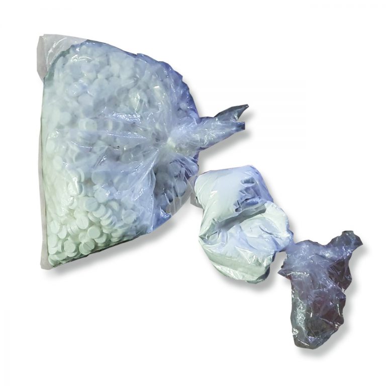 Aseguran a cuatro personas, un arma y presunta droga