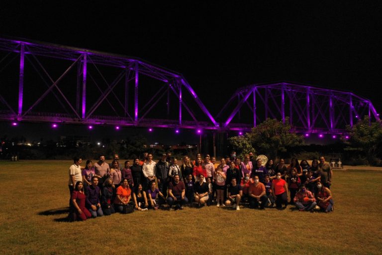 Los visten de morado y naranja por violencia de género