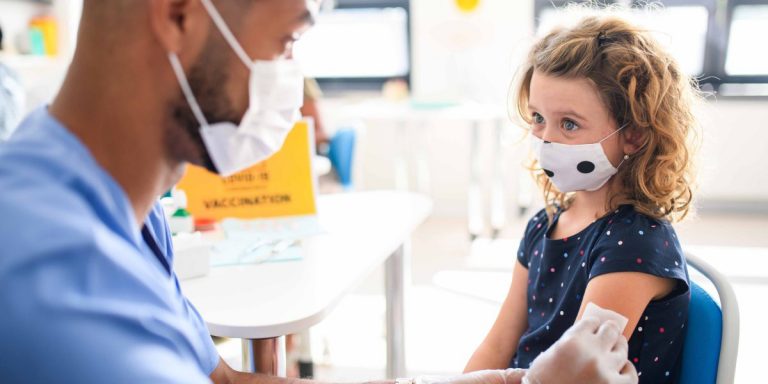 Vacunan a niños de 5 a 11 años contra COVID-19 en EU