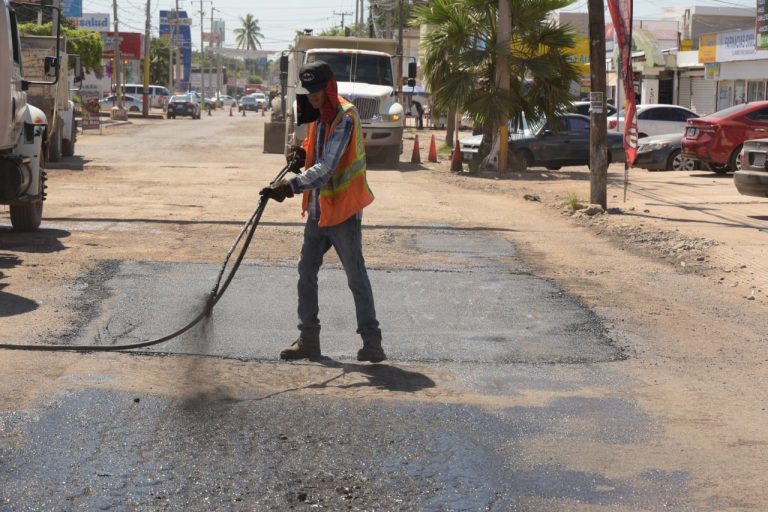 Reclaman bacheo en la Obregón y Costa Rica