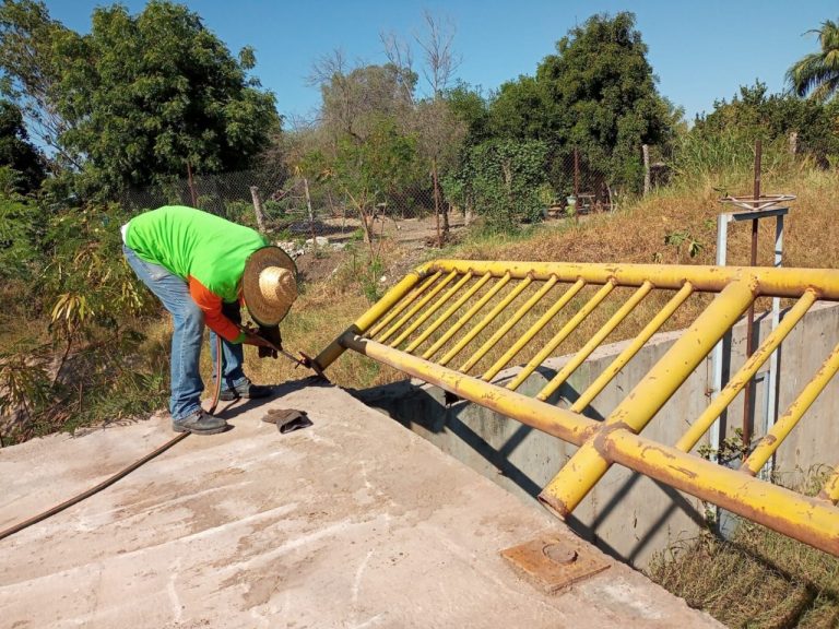 Aplican barandal al colector pluvial en Culiacancito