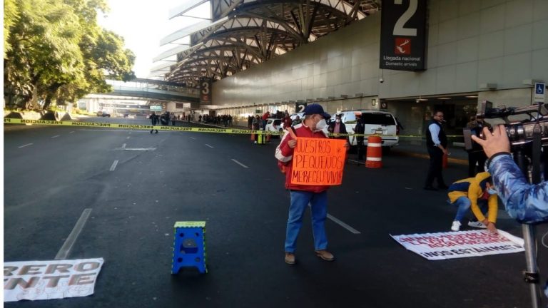 Bloquean padres de niños con cáncer aeropuerto en CDMX