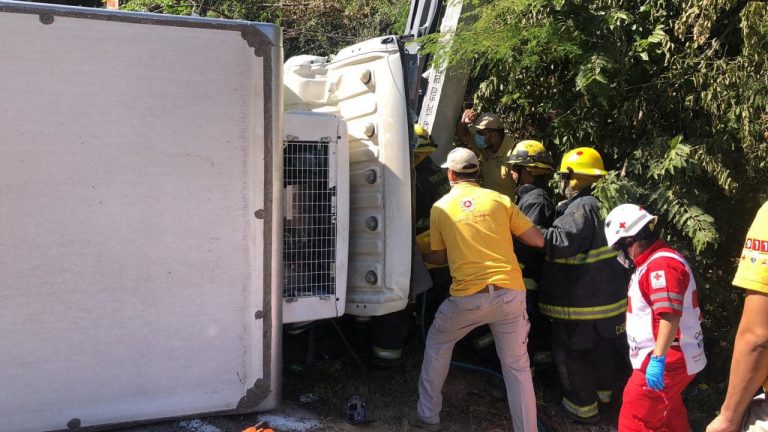Queda ‘prensado’ en camión al chocar contra poste