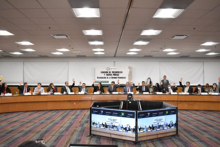 Aprueban recorte al INE y aumento a programas de AMLO