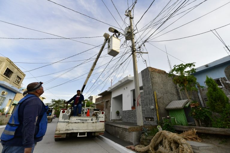 Apunta Mazatlán a electrificación en 14 colonias y pueblos