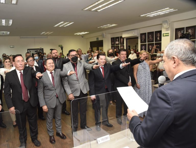 Toma Vargas protesta a su gabinete