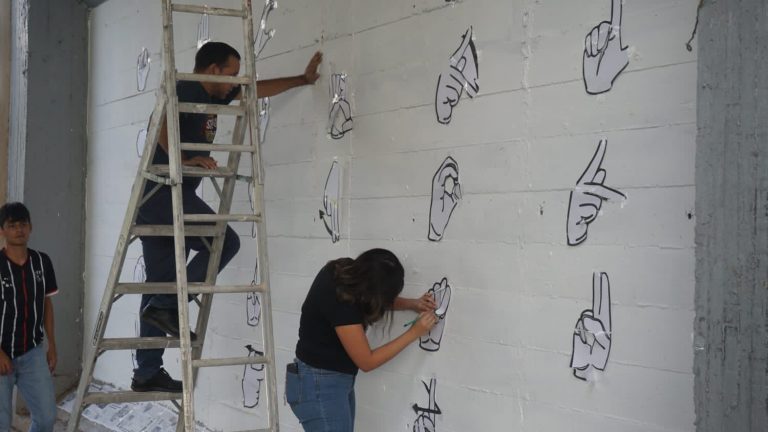 Le pintan al Puente Negro lenguaje de señas