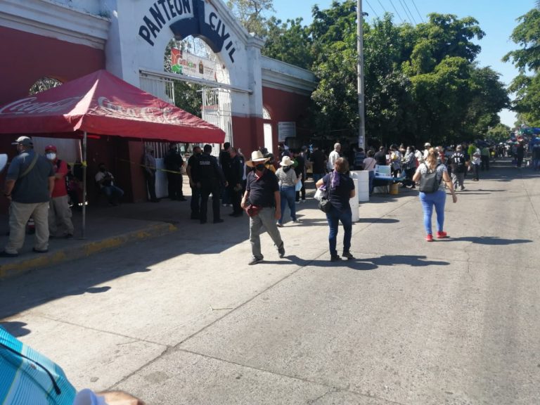 Superan visitas a panteones al temor por COVID-19