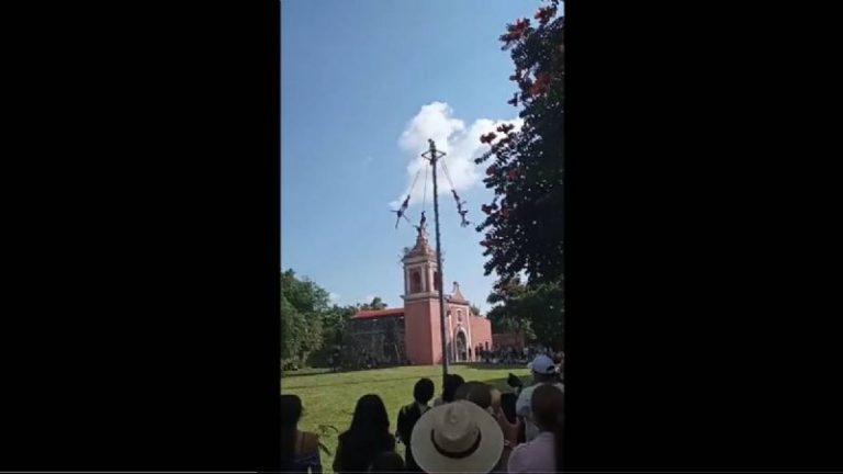 Cae un volador de Papantla en Puebla (video)