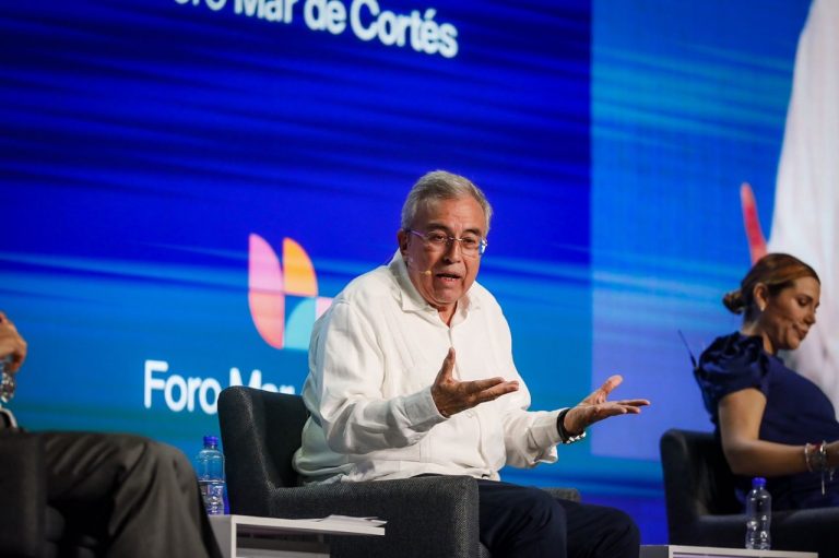 Presume Rocha en Foro 5 mmdd en IED en Sinaloa