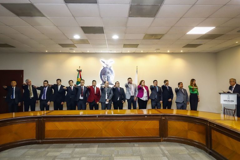 Toma Rocha protesta a subsecretarios y directores