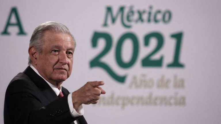 ‘Son chicanadas y tácticas dilatorias’, AMLO dice al INE sobre suspensión de consulta