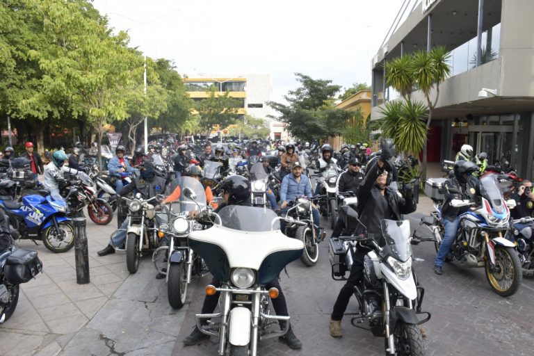 Son más de 200 y celebran el día del motociclista