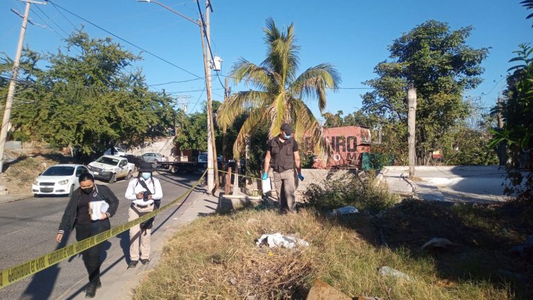 Fallece motociclista al caer 3 metros en zona de curva