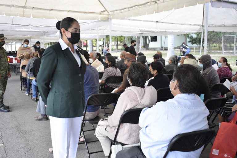 Inicia en 4 estados tercera vacunación a mayores de 60