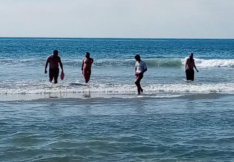Rescatan a Manuel; piden atención a banderines en playas