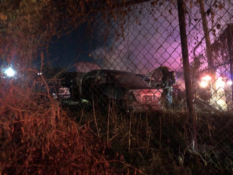 Arrasa incendio con 31 vehículos en yonke de Culiacán