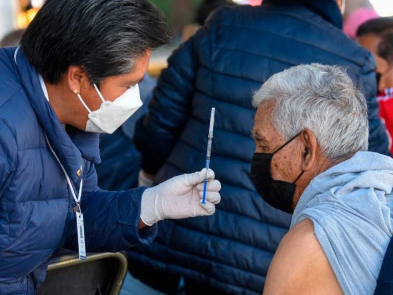 Aplican vacuna COVID a los mayores de 18 años en Navolato