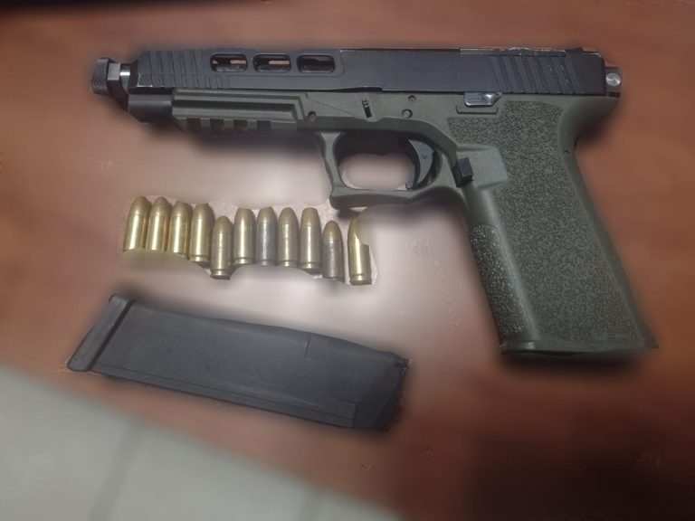 Lo arrestan armado frente a una farmacia en el Centro