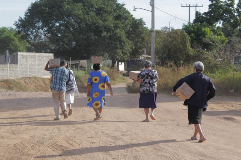 Adelanta El Rosario a familias despensas ‘navideñas’