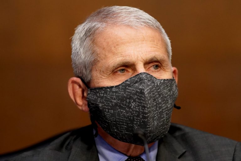 Hospitales de EU se llenarán otra vez por ómicron: Fauci