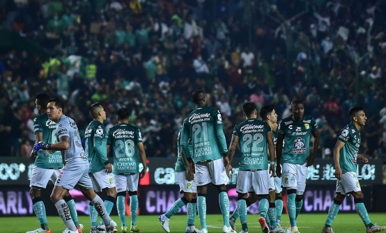 Polémico penal le da el triunfo al León; Atlas, contra las cuerdas