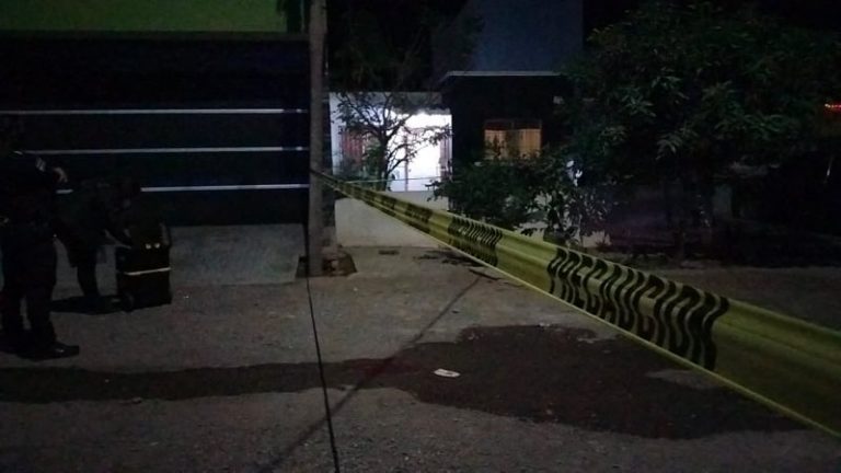 Lo encuentran muerto en la recámara de una vivienda