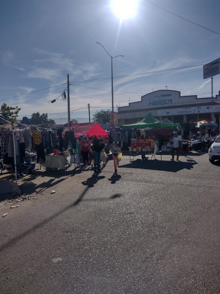 Arrancan compras de Noche Buena en tianguis
