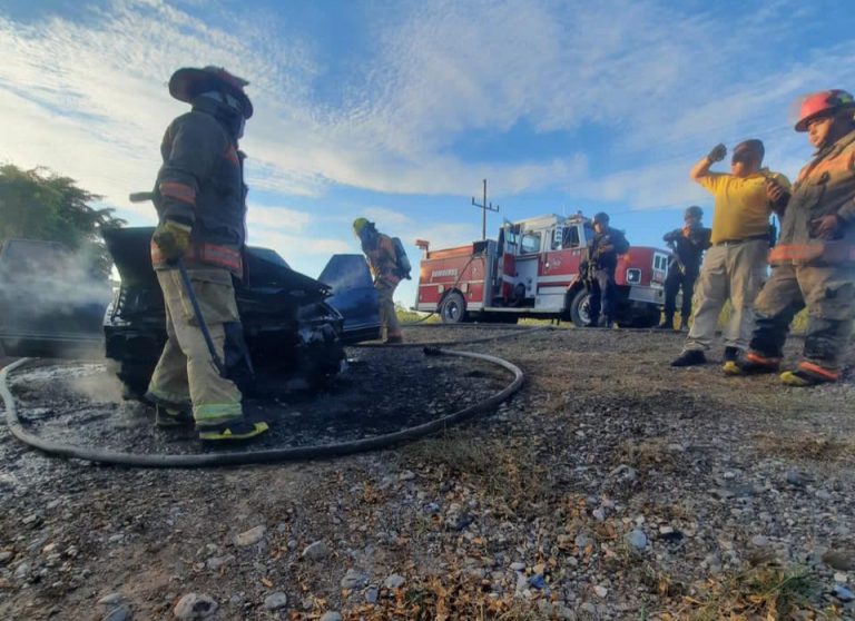 Se salva mujer al incendiarse su vehículo en Navolato