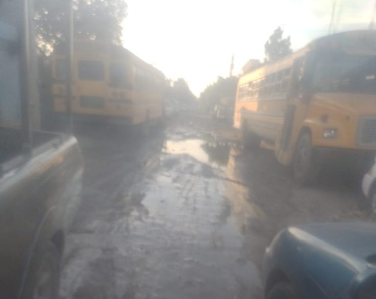 Presenta fuga de agua 15 días en Villa Juárez, Navolato