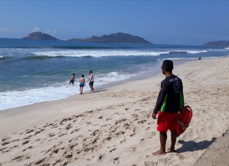 Alerta Mazatlán a turistas por alto oleaje y viento en playas
