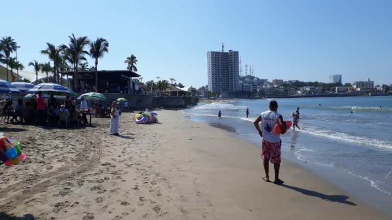 Reciben playas de Mazatlán 15,000 bañistas en cierre de año