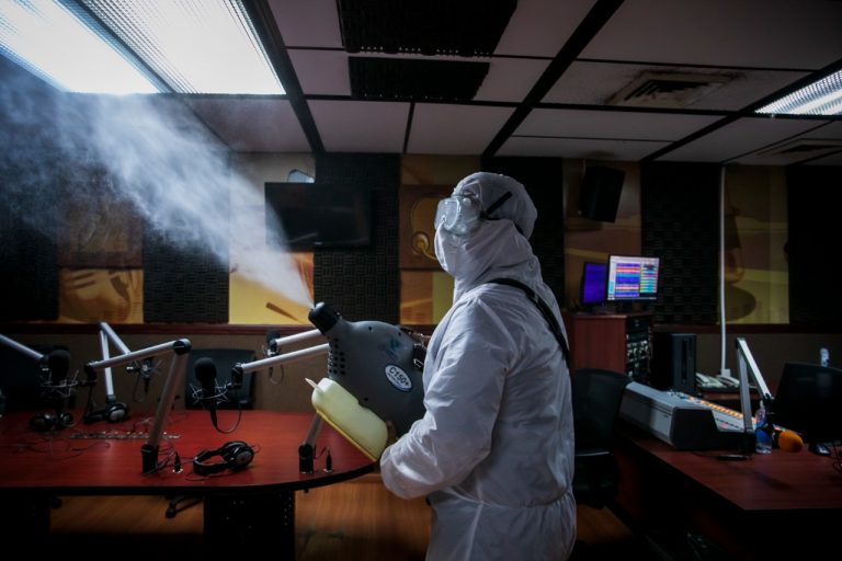 Sanitizan Palacio de Gobierno para evitar contagios