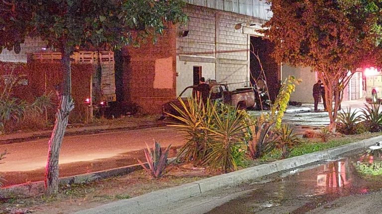 Es pérdida total: se incendia camioneta afuera de empaque