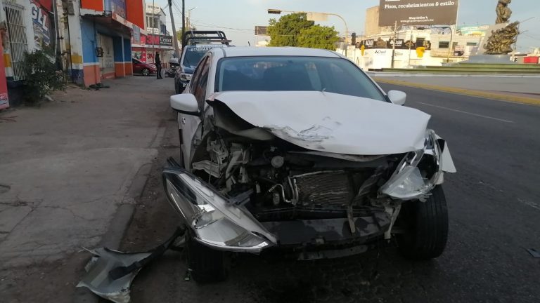 Uno se pasa el alto y queda en aparatoso choque