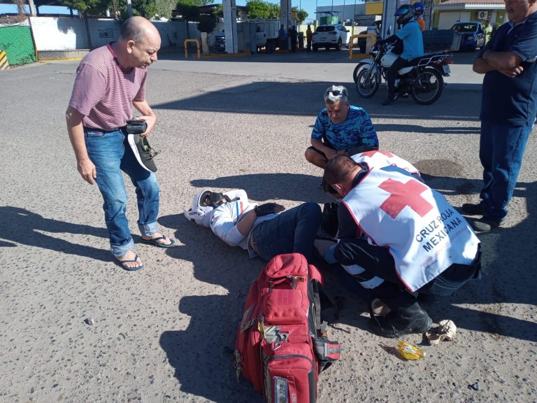Choca contra auto en moto; presenta lesiones serias