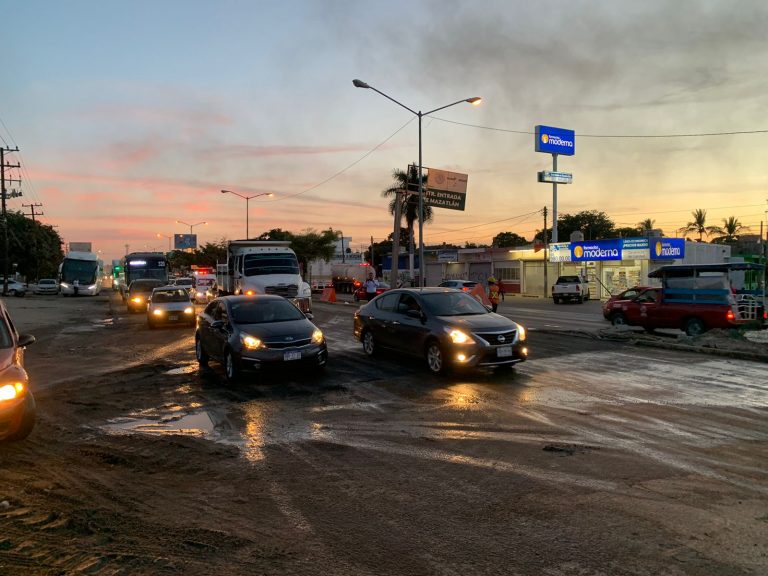 Tras socavón abren a circulación vial bulevar Colosio