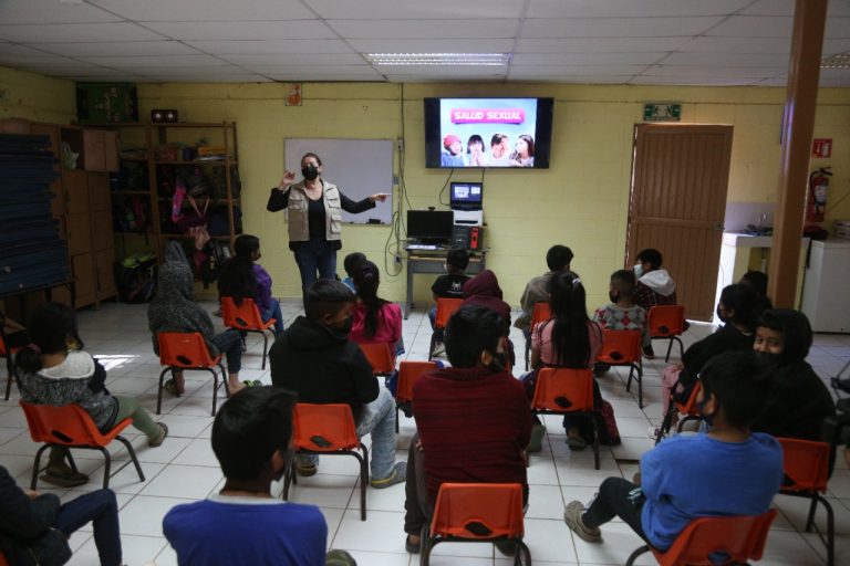 Extienden a salud sexual pláticas en agrícolas de Navolato