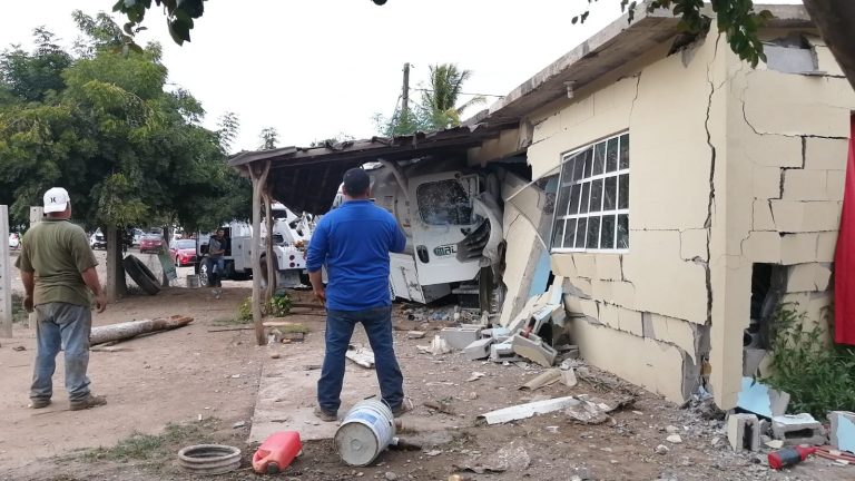 Se mete camión con diesel a casa: una anciana y el conductor heridos