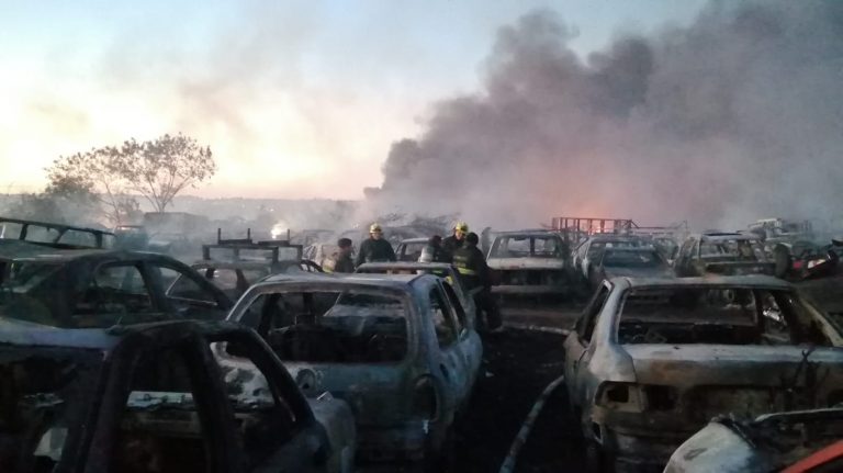 Evacuan fraccionamiento en Culiacán por incendio en pensión de autos