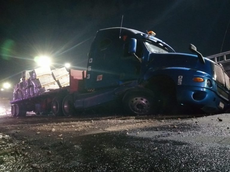 Derrama diesel al chocar en puente Del Valle y atora el tráfico