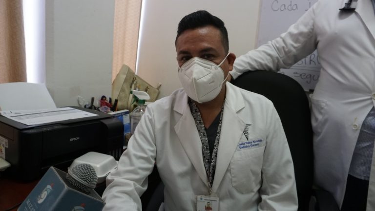 Ataca omicrón a adultos mayores pese a vacuna de refuerzo