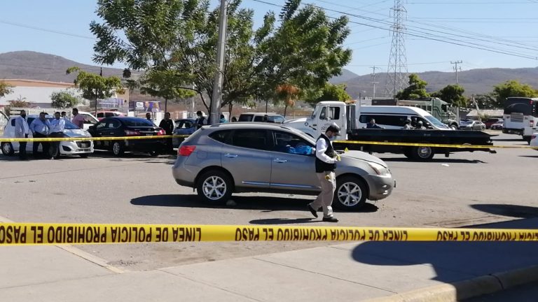 Ejecutan a automovilista afuera de una tienda en Culiacán