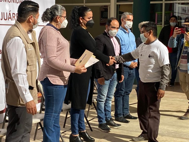 Se gradúan en Villa Juárez jornaleros en primaria y secundaria