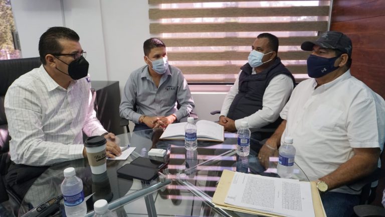 Acuerdan diálogo taxistas en Mazatlán por reducción de espacios