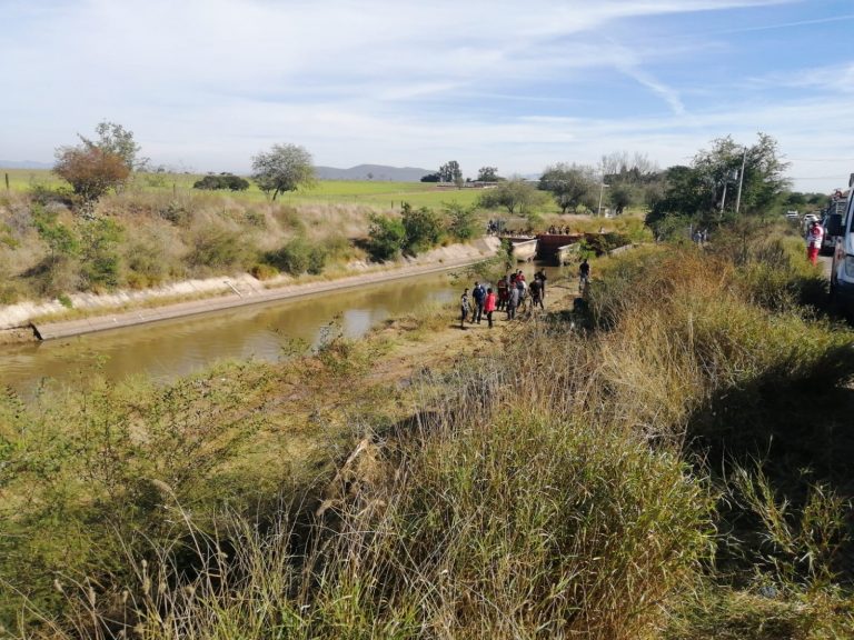 Extienden búsqueda de 3 jóvenes tras caer en auto a canal
