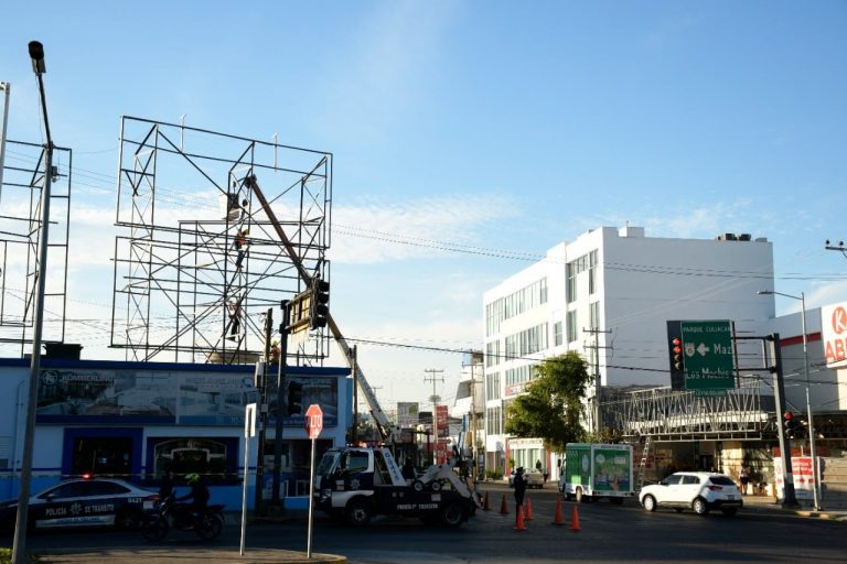 Tumban otro en la Obregón; suman 112 espectaculares retirados