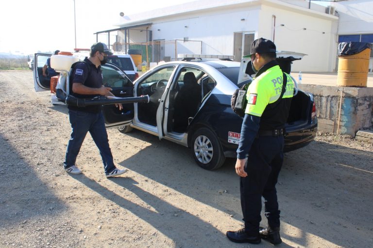 Sanitiza ayuntamiento autos oficiales por alza de COVID-19