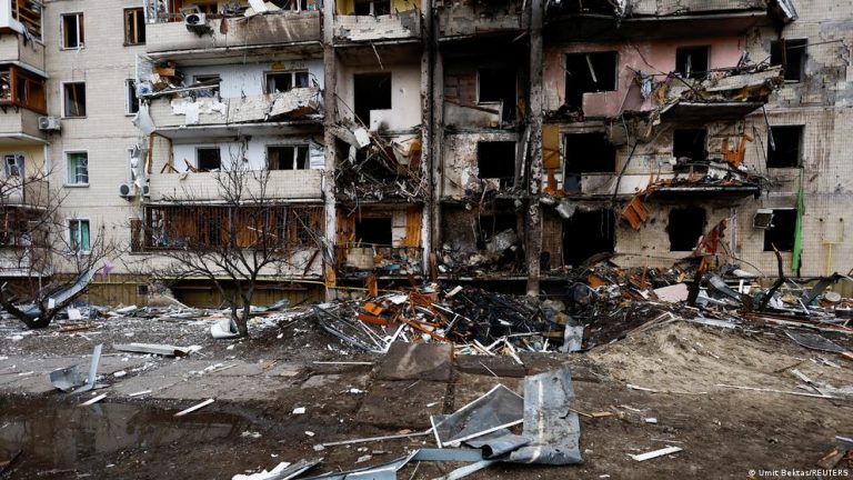 Cerca Putin Kiev; reportan combates en la capital