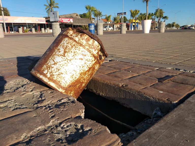 ¡Advertencia! Hoyo de 30 centímetros en malecón de Altata